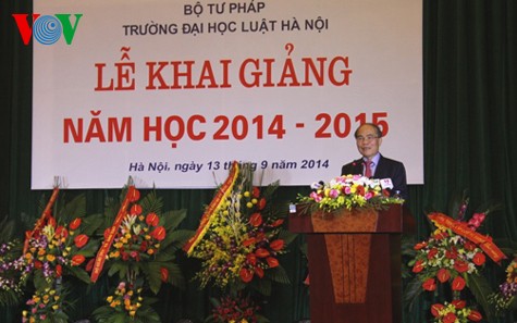 Chủ tịch Quốc hội Nguyễn Sinh Hùng: Đất nước cần những cán bộ pháp luật vừa hồng vừa chuyên - ảnh 1
